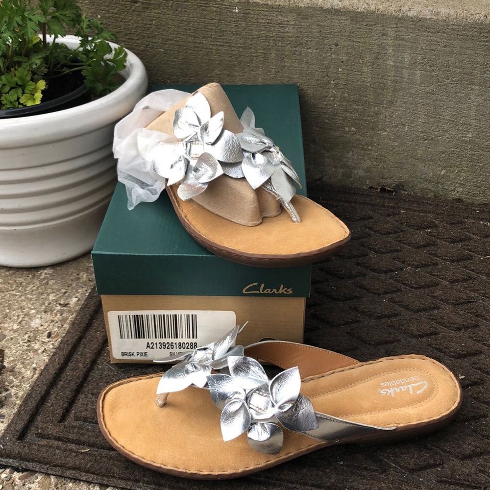 Clark’s silver leather sandal Size 10 NWT